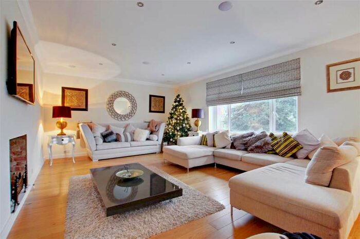 3 Bedroom Flat To Rent In Oakwood Road, Burgess Hill, RH15