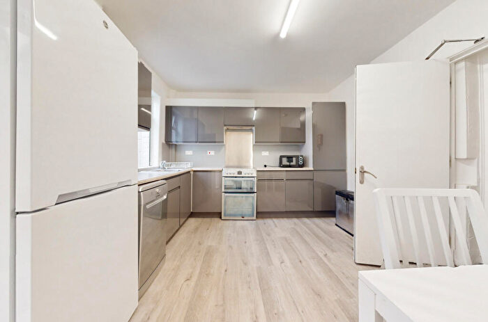 4 Bedroom House To Rent In Lower Bristol Road, BA2