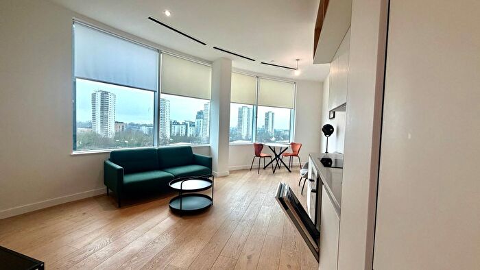 1 Bedroom Flat To Rent In Great West Road, Brentford, TW8