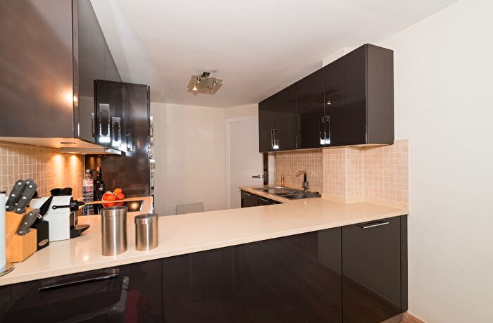 2 Bedroom Flat For Sale In Sanctuary Court, Reardon Path, London, E1W