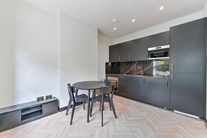 3 Bedroom Flat To Rent In Norwood High Street, London, West Norwood, London, SE27