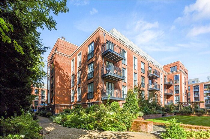 3 Bedroom Flat For Sale In Fellowes Rise, Winchester, Hampshire, SO22