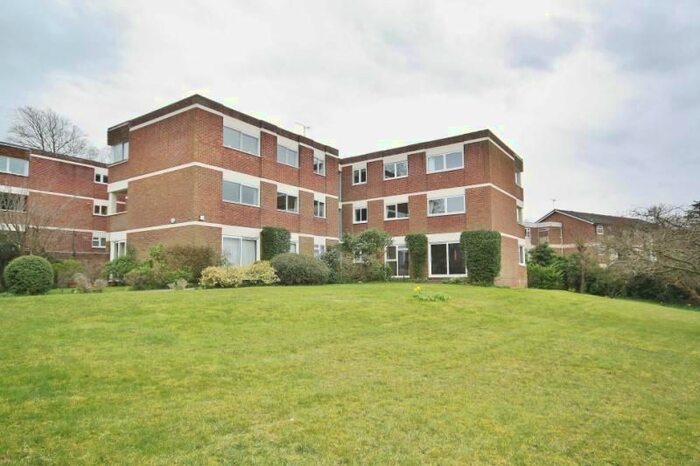 2 Bedroom Flat To Rent In Warren Road, Guildford, Surrey, GU1