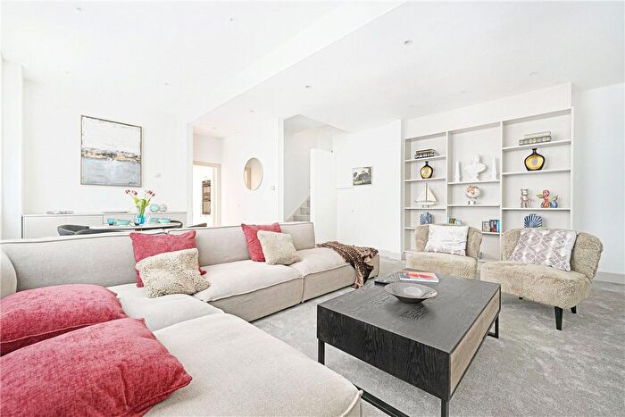 3 Bedroom Flat To Rent In Portland Place, London, W1B
