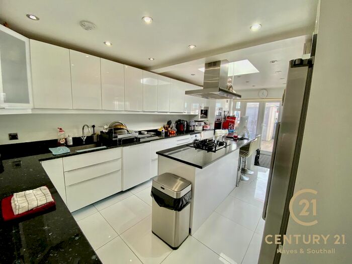 3 Bedroom Terraced House To Rent In Cleave Avenue, Hayes, UB3