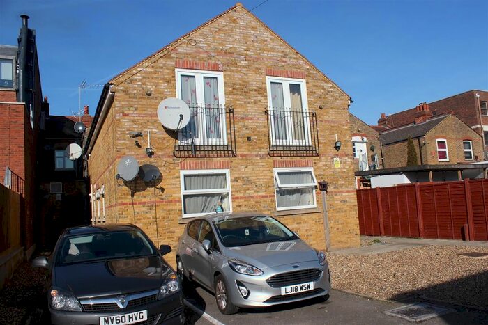 2 Bedroom Flat To Rent In High Street, Egham, TW20