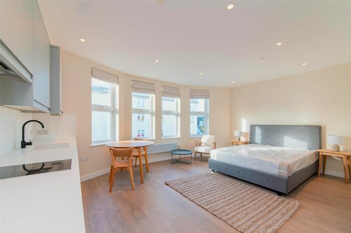 Studio To Rent In High Road, London, N12