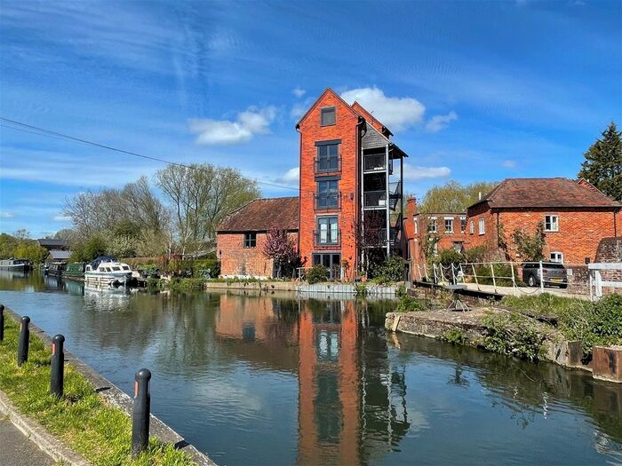 1 Bedroom Flat To Rent In West Mills, Newbury, RG14