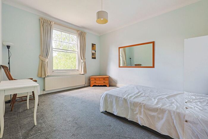 2 Bedroom Flat For Sale In Avenue Road, London, W3