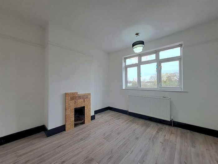 4 Bedroom Flat To Rent In The Fairway, London, N13