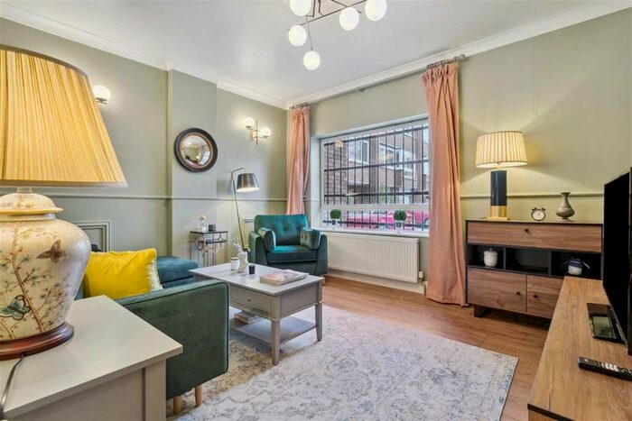 1 Bedroom Flat To Rent In Hyde Park Crescent, London, W2