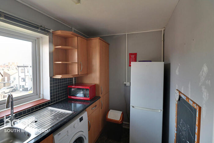2 Bedroom Flat To Rent In Grove Hill, London, E18