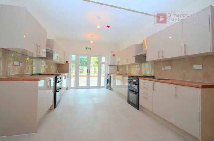 4 Bedroom Flat To Rent In Park Avenue, Barking, Essex, IG11