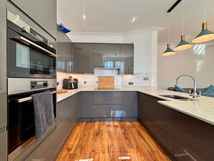 2 Bedroom Flat To Rent In Croydon Road, Beckenham, BR3