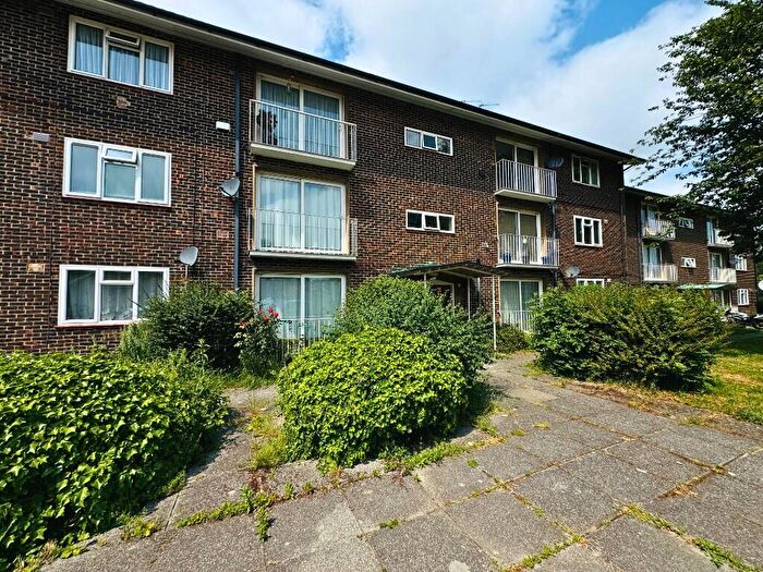2 Bedroom Flat To Rent In Oak Way, Crawley, West Sussex, RH10
