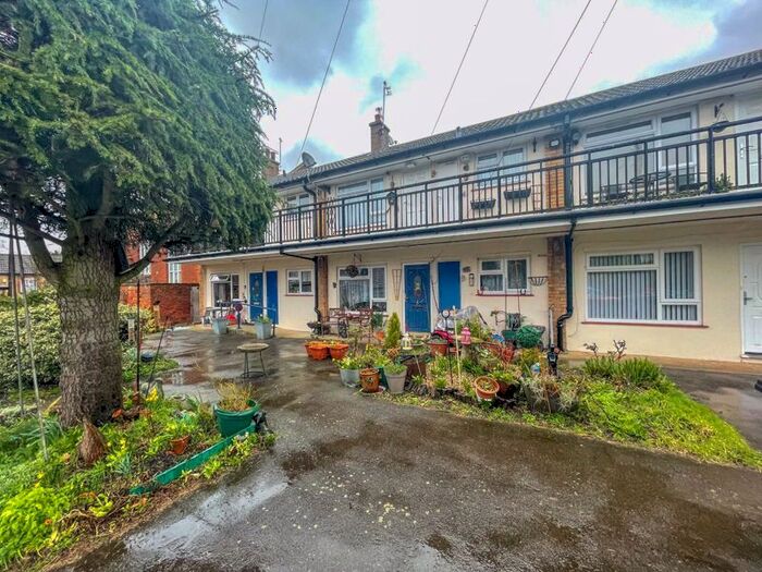 2 Bedroom Flat For Sale In St. Marys Close, Tebworth, Leighton Buzzard, LU7