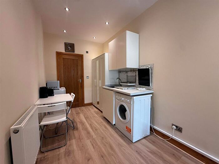Studio To Rent In Rom Crescent, Romford, RM7