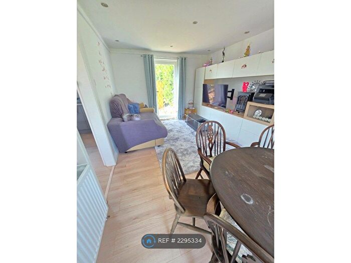 4 Bedroom Semi-detached House To Rent In Winchcomb Gardens, London, SE9