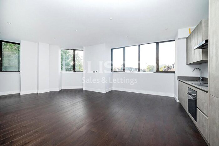 2 Bedroom Apartment To Rent In High Road, Whetstone, N20