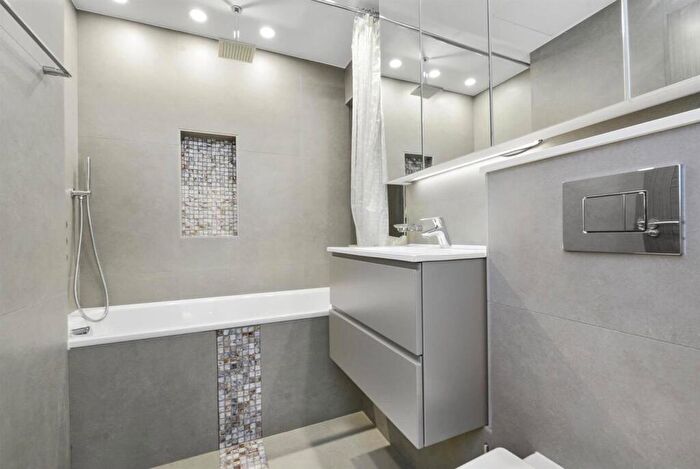 2 Bedroom Apartment To Rent In Lyndhurst Road, Hampstead, London, NW3