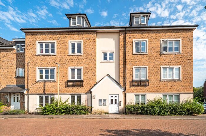 2 Bedroom Flat For Sale In Allington Close, Farnham, Surrey, GU9