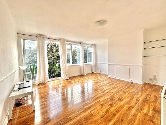 3 Bedroom Flat To Rent In Aintree Estate, London, SW6