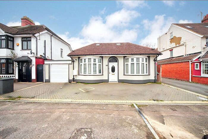 6 Bedroom Bungalow For Sale In Arundel Road, Luton, LU4