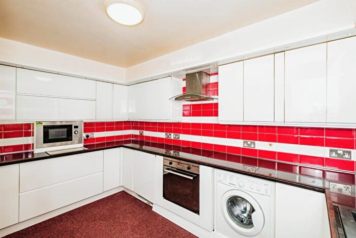 2 Bedroom Bungalow For Sale In Burrell Avenue, Lancing, BN15