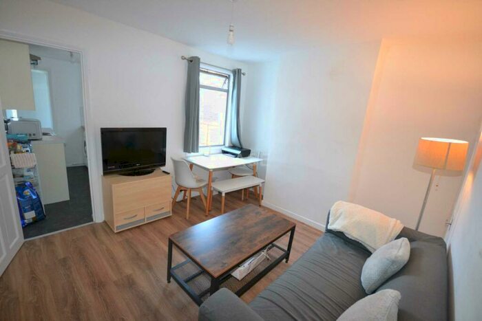 4 Bedroom Terraced House To Rent In De Beauvoir Road, Reading, RG1