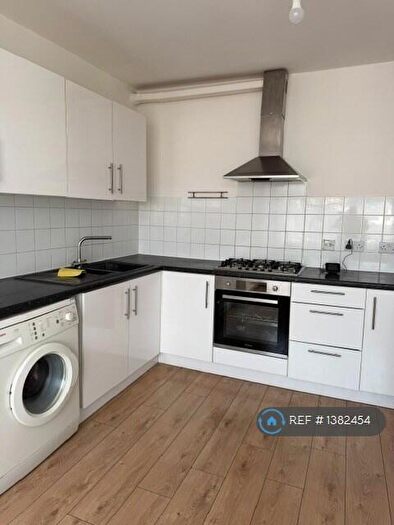 3 Bedroom Flat To Rent In Eastern Avenue, Ilford, IG2