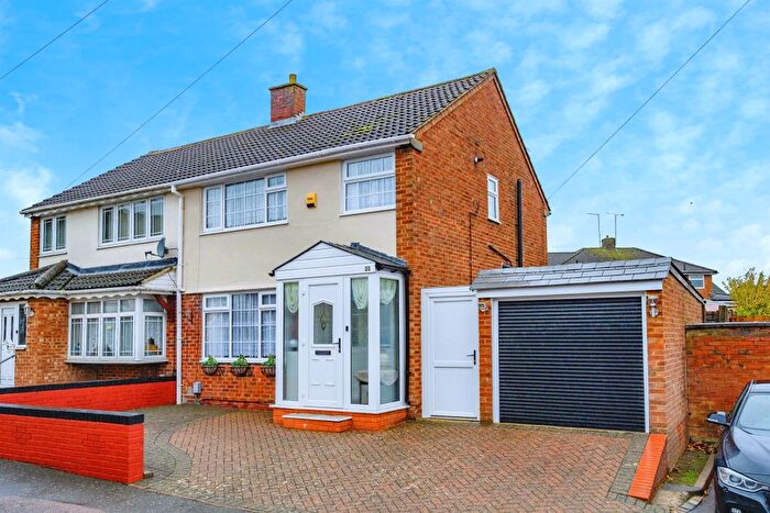3 Bedroom Semi Detached House For Sale In Ashfield Way, Luton, LU3