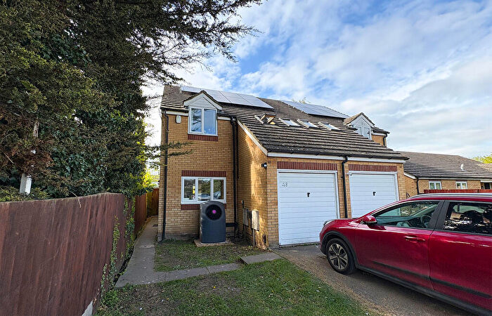 4 Bedroom Semi Detached House For Sale In Enniskillen Road, Cambridge, CB4