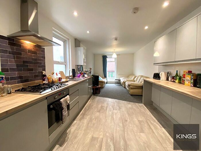 6 Bedroom Flat To Rent In Albert Road, Southsea, PO5