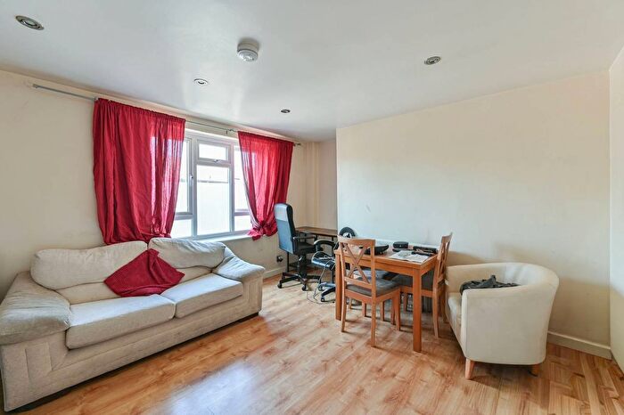 3 Bedroom Flat To Rent In Hazelhurst Road, Tooting Broadway, London, SW17