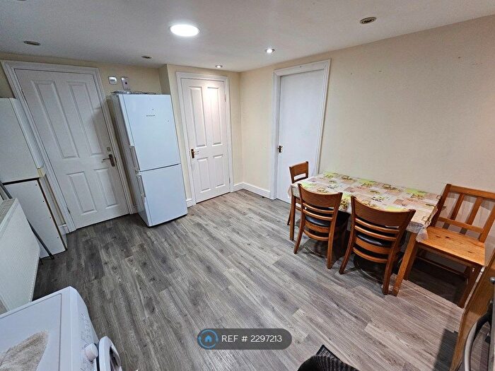 3 Bedroom Flat To Rent In Parham Drive, Ilford, IG2
