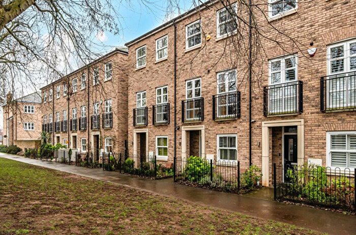 3 Bedroom Town House To Rent In Lovegrove Way, London, N20