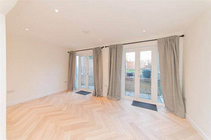 Studio To Rent In Dollis Road, London, N3
