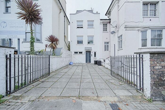 3 Bedroom Flat To Rent In Putney Hill, Putney, SW15