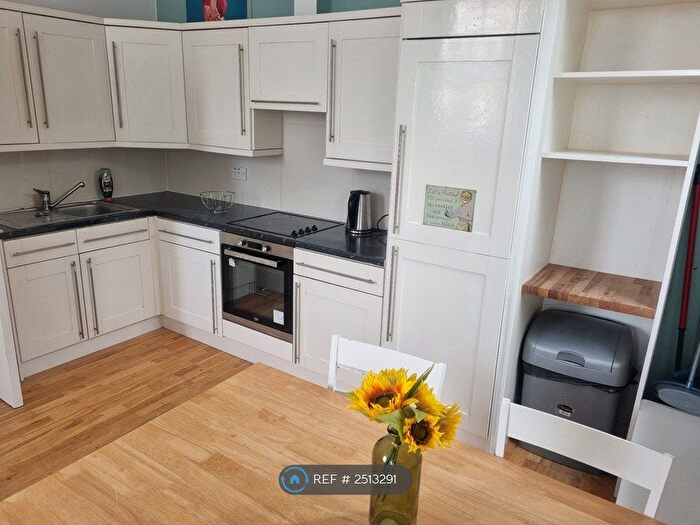 3 Bedroom Flat To Rent In New Cross Rd, SE14