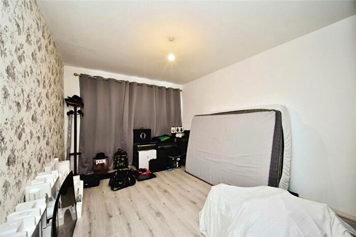 2 Bedroom Flat For Sale In Tovil, Maidstone, Kent, ME15