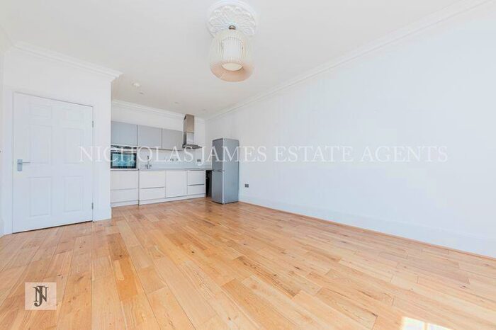 1 Bedroom Flat To Rent In WIllenhall Lodge, Great North Road, EN5