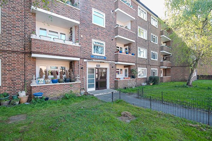 2 Bedroom Flat For Sale In Mortlake High Street, London, SW14