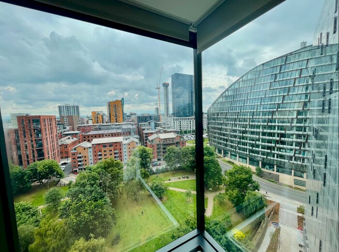 3 Bedroom Flat To Rent In Aspin Ln, Manchester, M4