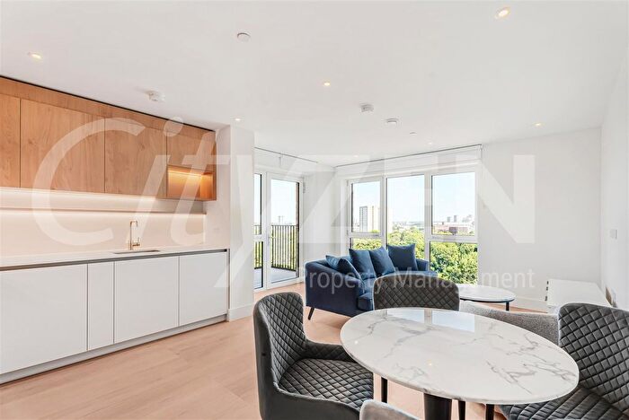 2 Bedroom Flat To Rent In Maple Mews, London, E3