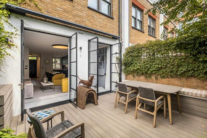 2 Bedroom Mews To Rent In Devonshire Mews, Park Walk London, SW10
