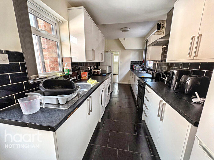 7 Bedroom Semi-Detached House For Sale In Arnesby Road, Nottingham, NG7