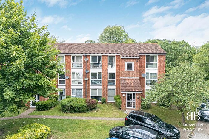 2 Bedroom Flat For Sale In Trotwood, Chigwell, IG7