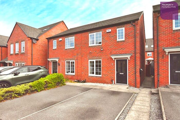 3 Bedroom Semi-Detached House For Sale In Weavers Way, DE55