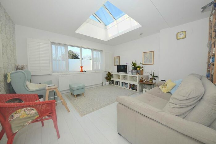 1 Bedroom Flat To Rent In Uxbridge Road, Hampton Hill, Hampton, TW12