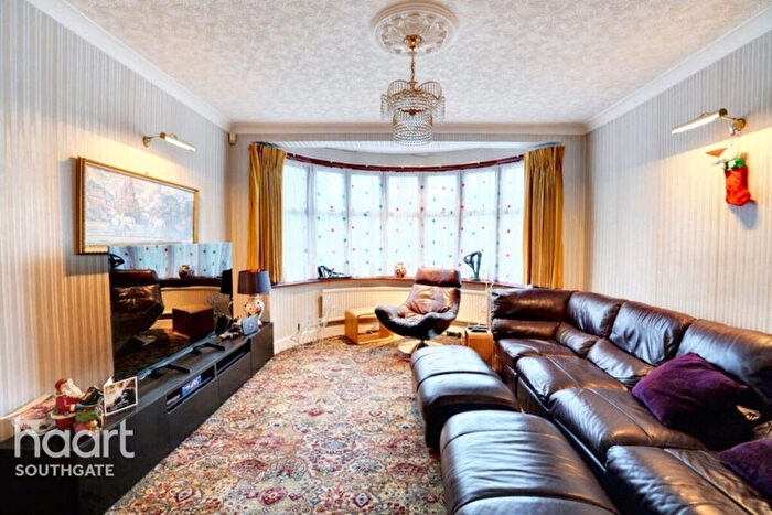 3 Bedroom Semi Detached House For Sale In Chase Road, London, N14